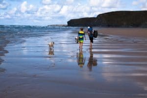 Wandern mit Kind und Kindertrage am Strand - kindertrage-zum-wandern