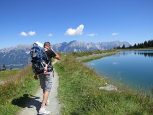 Wandern mit Kind in einer Kindertrage