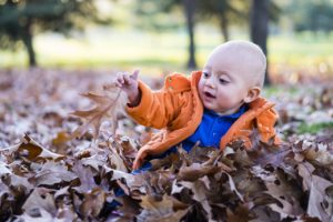 Wandern mit Kind - Spielen im Blätterbad