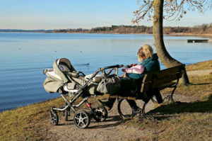 kindertrage-buggy-oder-kinderwagen-wandern-mit-kind-und-kinderwagen-3